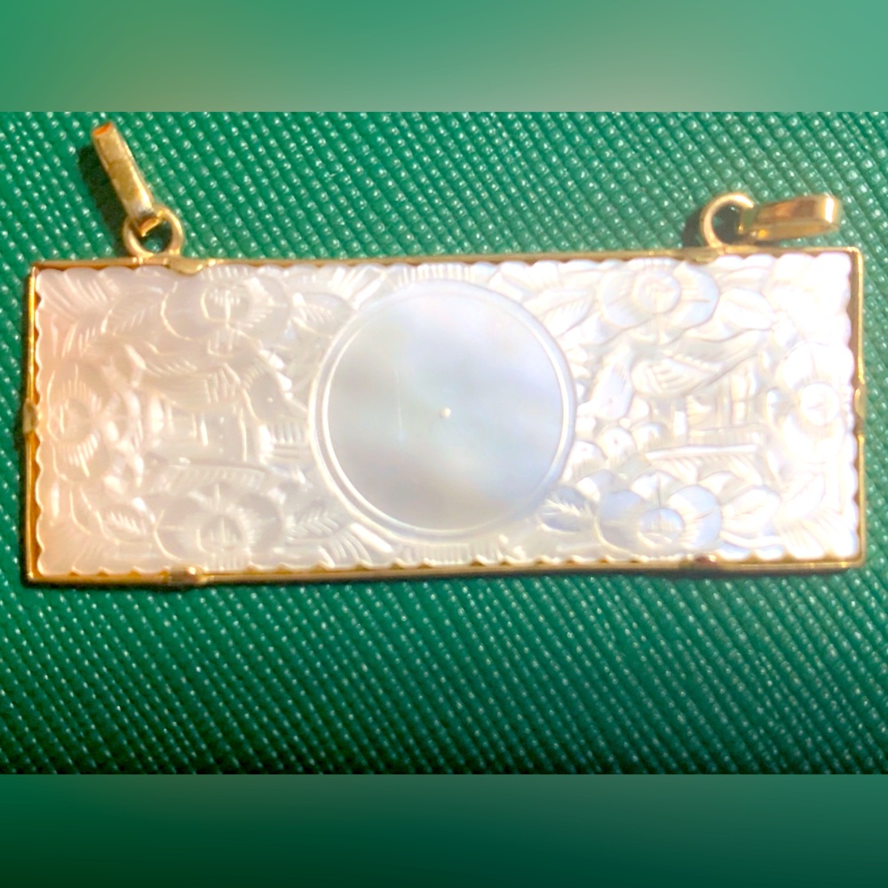 14k gold carved mother of pearl pendant - Picture 5 of 10